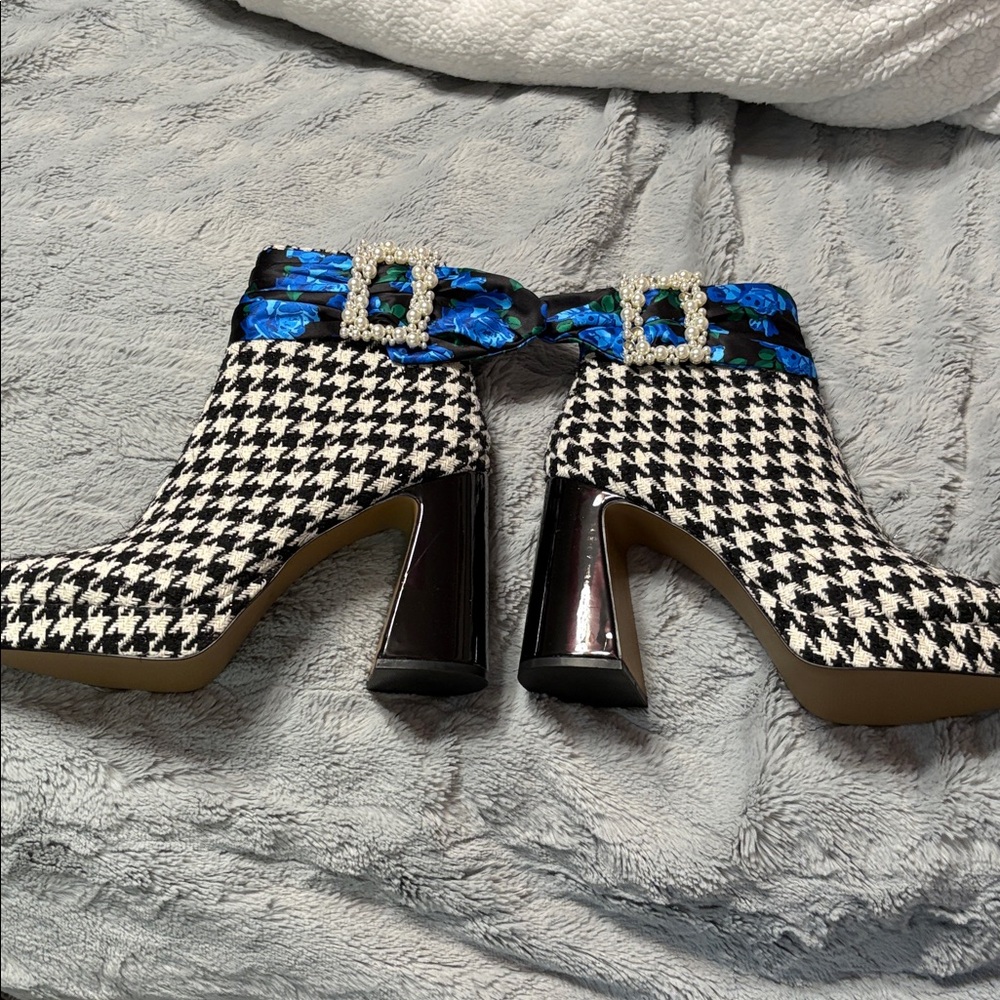 Betsey Johnson Boots Idris Black/White